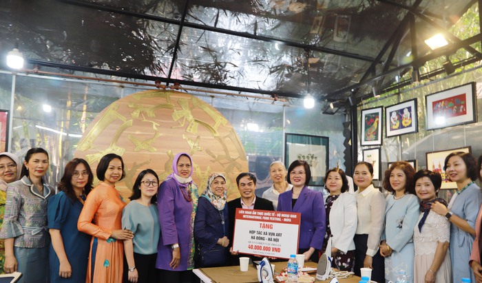 Nhóm Phụ nữ Cộng đồng ASEAN tại Hà Nội trao quà cho người khuyết tật - Ảnh 1.