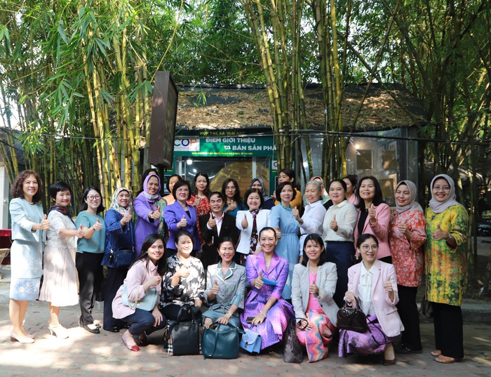 Nhóm Phụ nữ Cộng đồng ASEAN tại Hà Nội trao quà cho người khuyết tật - Ảnh 10.