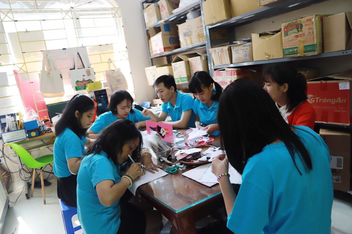 Nhóm Phụ nữ Cộng đồng ASEAN tại Hà Nội trao quà cho người khuyết tật - Ảnh 4.