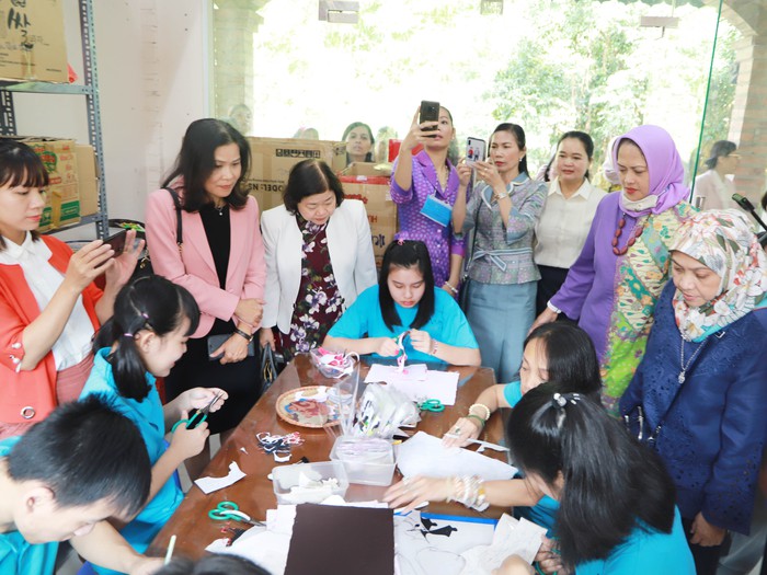 Nhóm Phụ nữ Cộng đồng ASEAN tại Hà Nội trao quà cho người khuyết tật - Ảnh 3.