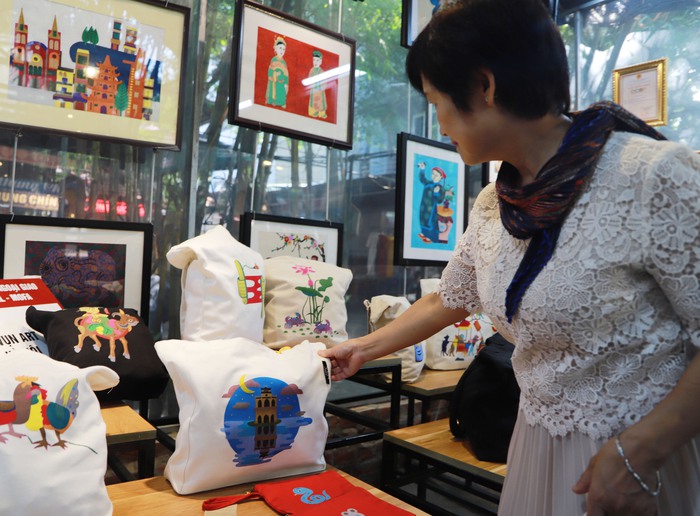 Nhóm Phụ nữ Cộng đồng ASEAN tại Hà Nội trao quà cho người khuyết tật - Ảnh 5.
