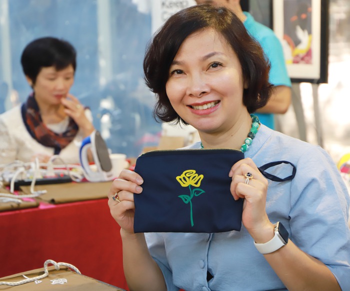 Nhóm Phụ nữ Cộng đồng ASEAN tại Hà Nội trao quà cho người khuyết tật - Ảnh 9.