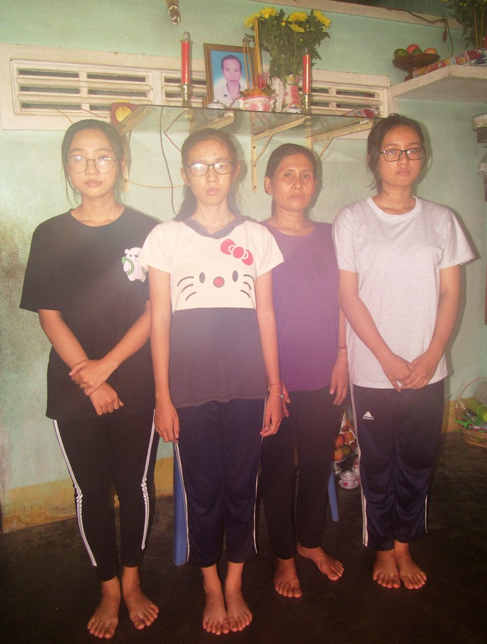Chị Nguyễn Thị Kim Chi và 3 con gái đang trong tuổi ăn tuổi học
