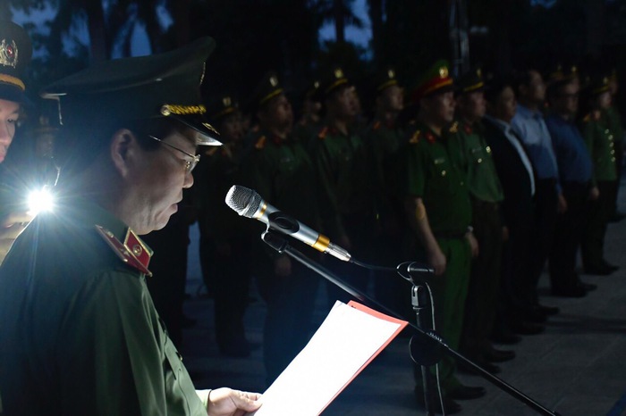 Thiếu tướng Đoàn Ngọc Hùng - Phó Giám đốc Công an thành phố kính cẩn tri ân các anh hùng liệt sỹ