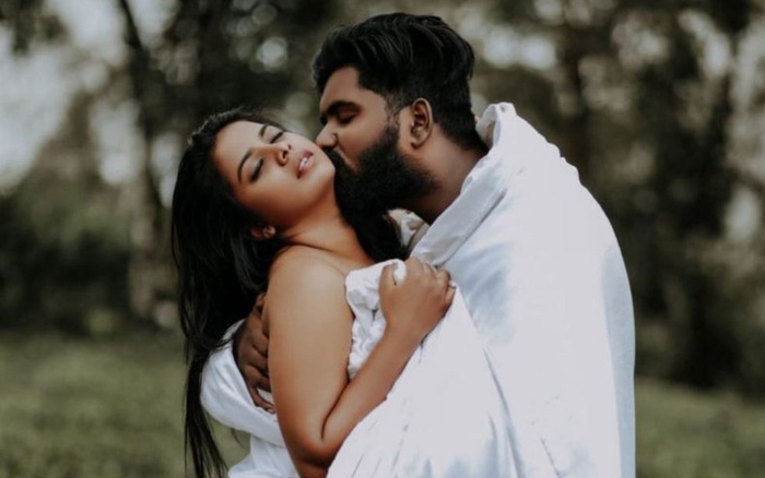 Chụp ảnh cưới ở Ấn Độ không phải là một điều mới mẻ, nhưng nhiều ý kiến chỉ trích rằng bộ ảnh quá ồn ào và kícê hoạt. Nhưng với cá tính độc đáo, bộ ảnh này sẽ cho thấy nỗi khát khao của đôi tình nhân để trở thành người độc nhất vô nhị trong ngày trọng đại của họ.