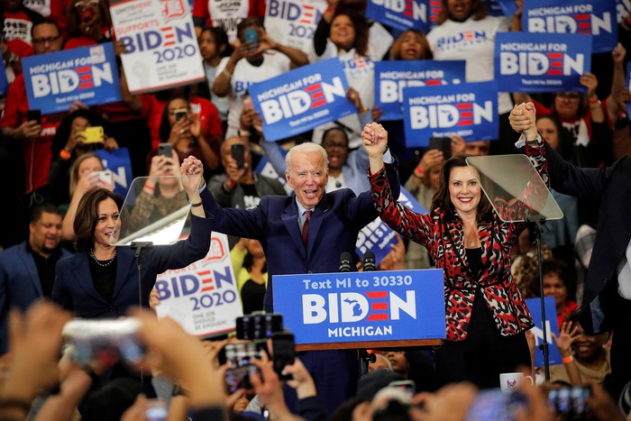 Bầu cử tổng thống Mỹ: Vợ chồng bà Hillary Clinton bỏ phiếu cho ông Joe Biden - Ảnh 1.
