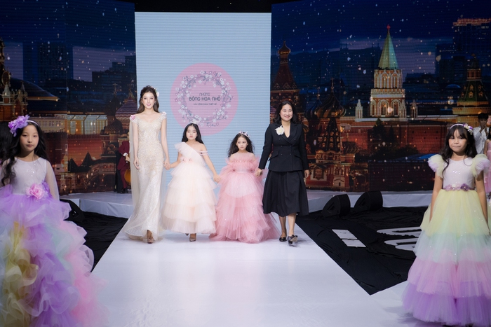 Á hậu Huyền My hóa công chúa trong show thời trang ủng hộ miền Trung - Ảnh 1.