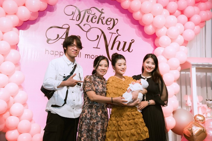Ca sĩ Thu Hằng cùng mẹ, chị gái (ca sĩ Bích Hồng), em trai trong lễ đầy tháng bé Mickey