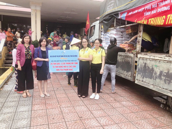 Phụ nữ thành phố Chí Linh trao tặng hơn 900 triệu đồng cho phụ nữ, trẻ em vùng lũ  - Ảnh 1.