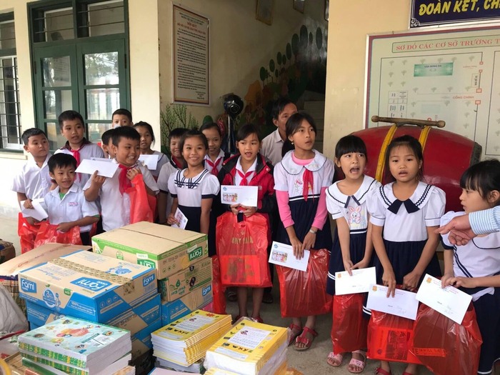 Phụ nữ thành phố Chí Linh trao tặng hơn 900 triệu đồng cho phụ nữ, trẻ em vùng lũ  - Ảnh 2.