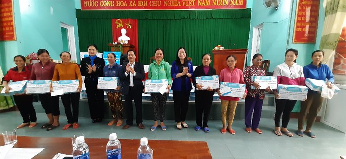 Chủ tịch Hội LHPN Việt Nam Hà Thị Nga thăm hỏi thân nhân liệt sĩ, phụ nữ, trẻ em bị ảnh hưởng bởi bão lụt ở Thừa Thiên – Huế - Ảnh 3.