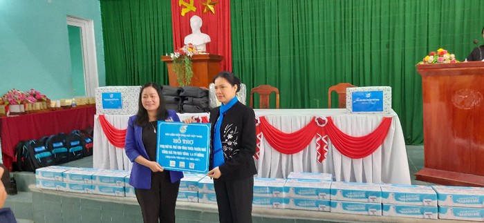 Chủ tịch Hội LHPN Việt Nam Hà Thị Nga thăm hỏi thân nhân liệt sĩ, phụ nữ, trẻ em bị ảnh hưởng bởi bão lụt ở Thừa Thiên – Huế - Ảnh 2.