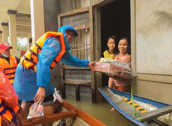 World Vision Việt Nam hỗ trợ 10.000 hộ gia đình chịu ảnh hưởng của bão lụt ở miền Trung  - Ảnh 1.