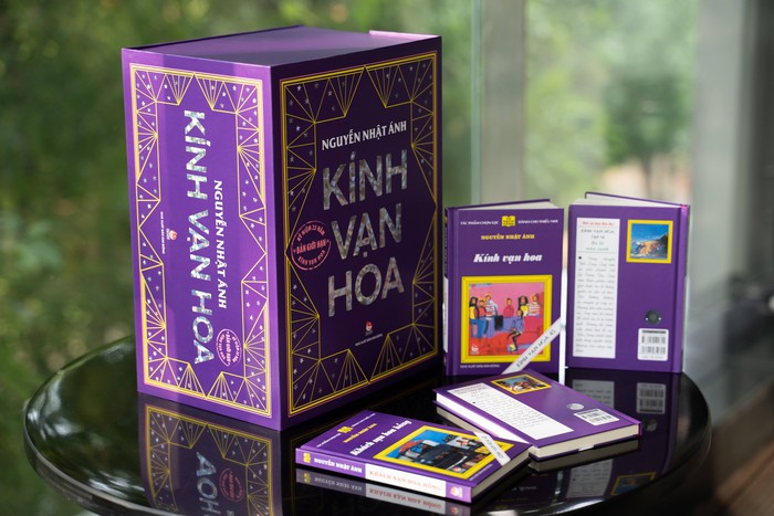 Nguyễn Nhật Ánh ký tặng độc giả Hà Nội nhân kỷ niệm 25 năm bộ sách “Kính Vạn Hoa” - Ảnh 1.