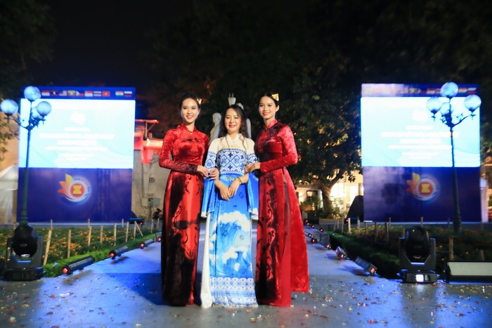 NTK Vũ Thảo Giang mang vẻ đẹp di sản Việt lên tà áo dài trong Ngày hội Văn hóa ASEAN - Ảnh 2.