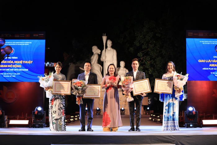 NTK Vũ Thảo Giang mang vẻ đẹp di sản Việt lên tà áo dài trong Ngày hội Văn hóa ASEAN - Ảnh 6.