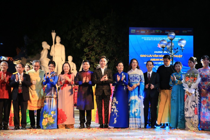 NTK Vũ Thảo Giang mang vẻ đẹp di sản Việt lên tà áo dài trong Ngày hội Văn hóa ASEAN - Ảnh 3.