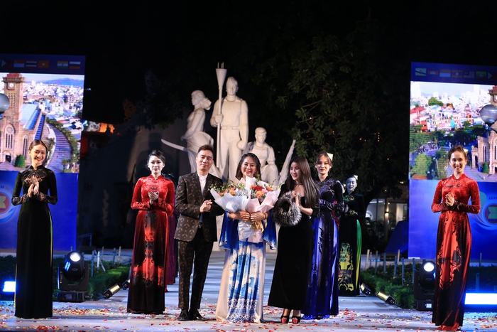 NTK Vũ Thảo Giang mang vẻ đẹp di sản Việt lên tà áo dài trong Ngày hội Văn hóa ASEAN - Ảnh 1.