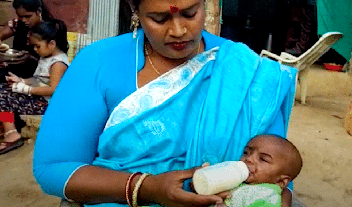 Người phụ nữ chuyển giới nhận nuôi trẻ em bị bỏ rơi ở Ấn Độ - Ảnh 1.