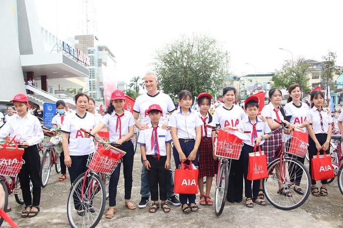 Tặng 300 xe đạp cho trẻ khó khăn tại Quảng Ngãi - Ảnh 1.