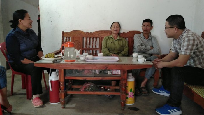 Một số hộ dân xóm Nương Dâu (Cát Nê) chia sẻ với PV Báo PNVN (ảnh Công Khoa)