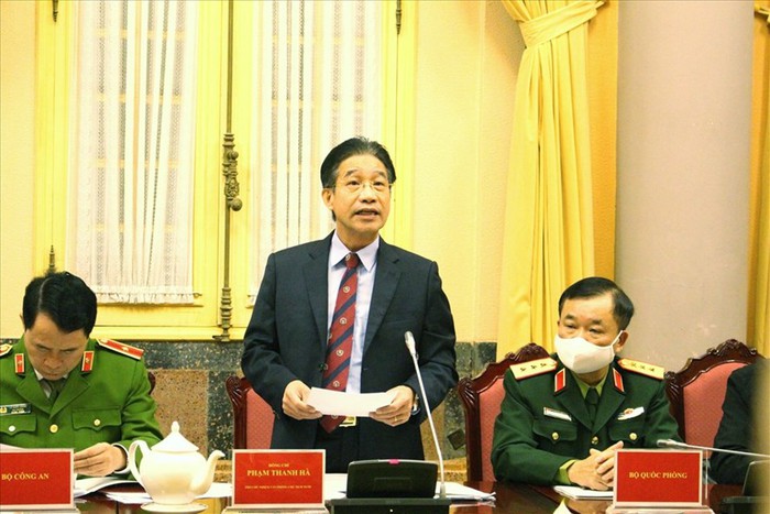 Phó Chủ nhiệm Vă phòng Chủ tịch nước Phan Thanh Hà đọc Lệnh của Chủ tịch nước công bố 7 luật vừa được Quốc hội thông qua.