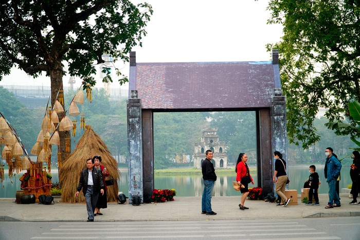 Khẩn trương trang hoàng Lễ hội Văn hóa dân gian trên Phố đi bộ Hồ Gươm - Ảnh 1.