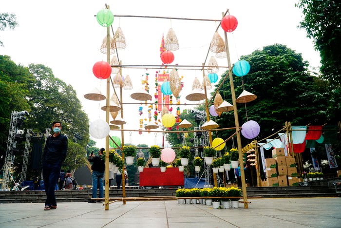 Khẩn trương trang hoàng Lễ hội Văn hóa dân gian trên Phố đi bộ Hồ Gươm - Ảnh 14.