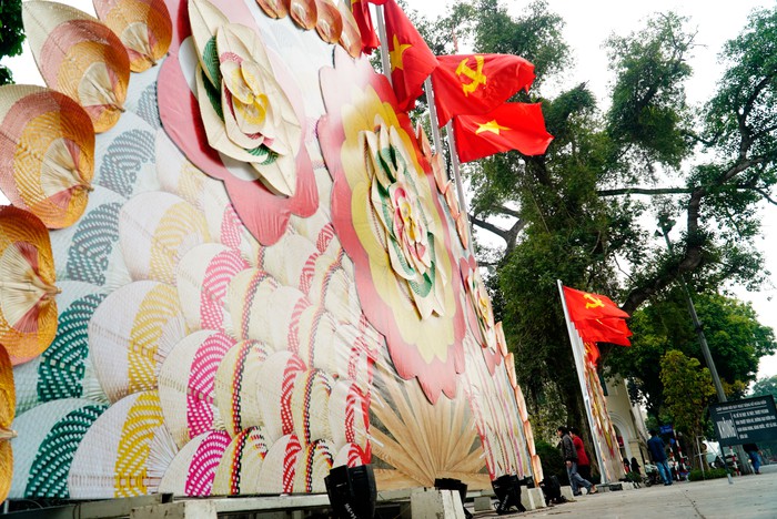 Khẩn trương trang hoàng Lễ hội Văn hóa dân gian trên Phố đi bộ Hồ Gươm - Ảnh 19.
