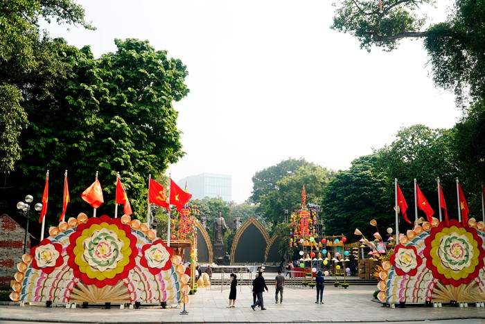 Khẩn trương trang hoàng Lễ hội Văn hóa dân gian trên Phố đi bộ Hồ Gươm - Ảnh 2.