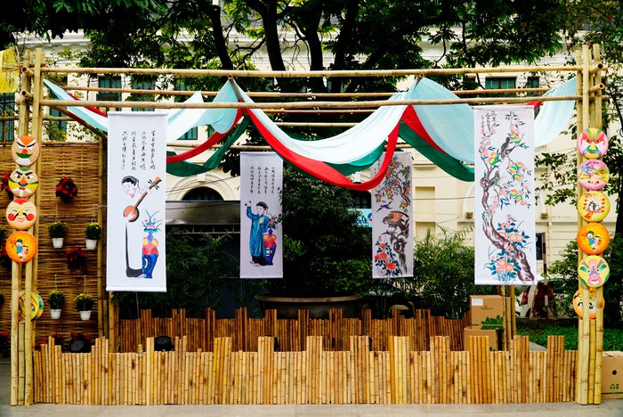 Khẩn trương trang hoàng Lễ hội Văn hóa dân gian trên Phố đi bộ Hồ Gươm - Ảnh 3.