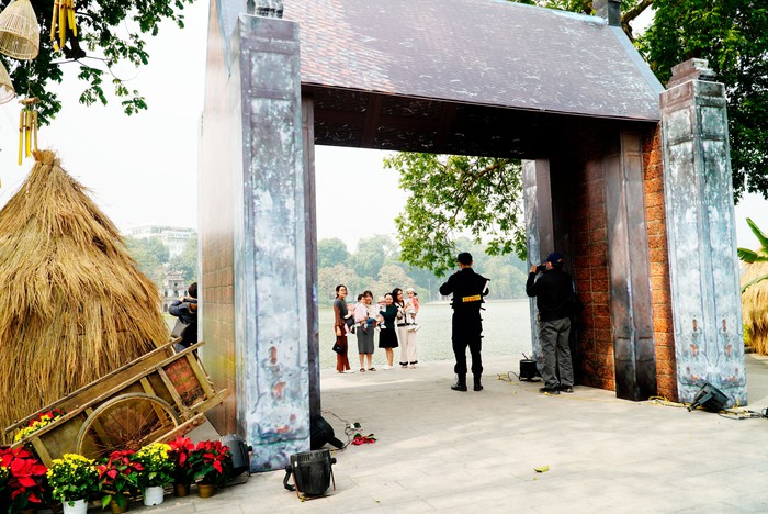 Khẩn trương trang hoàng Lễ hội Văn hóa dân gian trên Phố đi bộ Hồ Gươm - Ảnh 10.