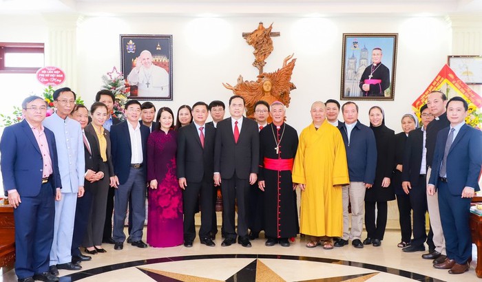 Ủy ban Trung ương MTTQ Việt Nam thăm, chúc mừng Lễ Giáng sinh năm 2020 tại Nghệ An - Ảnh 6.