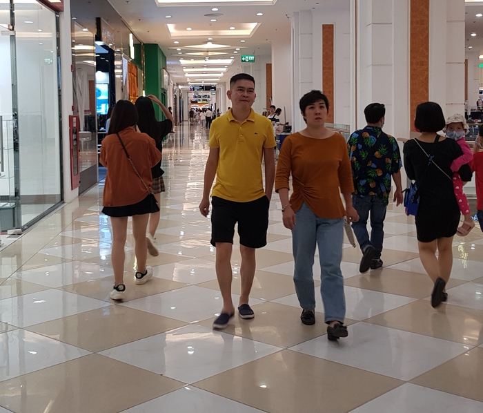 Nhiều người dân vào Trung tâm thương mại Royal City (quận Thanh Xuân, Hà Nội) mà không đeo khẩu trang - Ảnh: Linh Trần