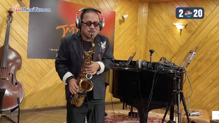 Lắng nghe nghệ sĩ Trần Mạnh Tuấn độc đấu saxophone &quot;Thu quyến rũ&quot; - Ảnh 1.