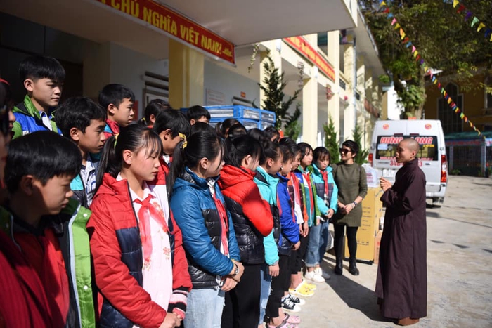 Giúp trẻ em ở Hồ Thầu xua bớt giá lạnh mùa Đông - Ảnh 2.