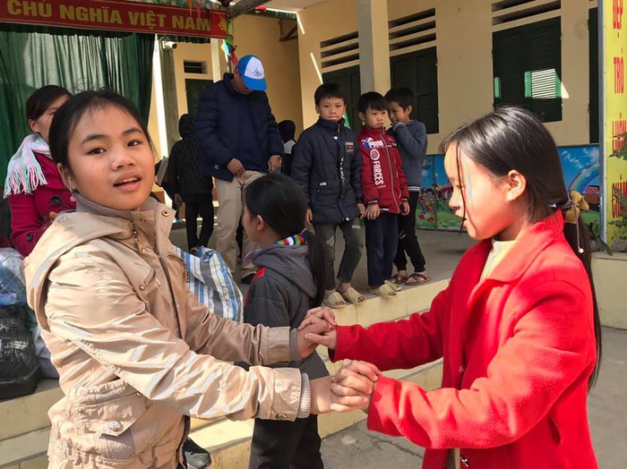 Giúp trẻ em ở Hồ Thầu xua bớt giá lạnh mùa Đông - Ảnh 5.