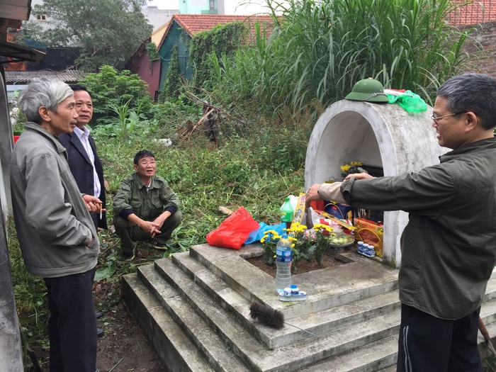 Hà Nội: Gia đình liệt sĩ kêu cứu vì bị bịt đường vào viếng mộ người thân - Ảnh 2.