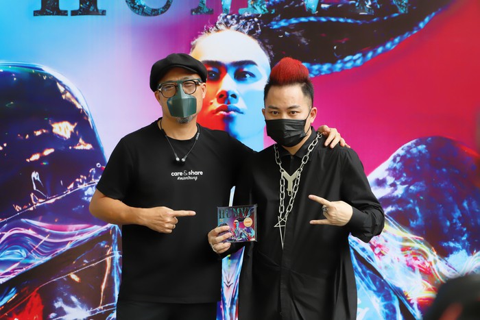 Tùng Dương và nhạc sĩ Huy Tuấn trong buổi ra mắt album Con Người tại TPHCM