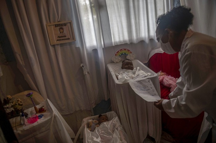 “Bác sĩ búp bê” - Ấm áp nụ cười trẻ em giữa đại dịch ở Brazil - Ảnh 2.