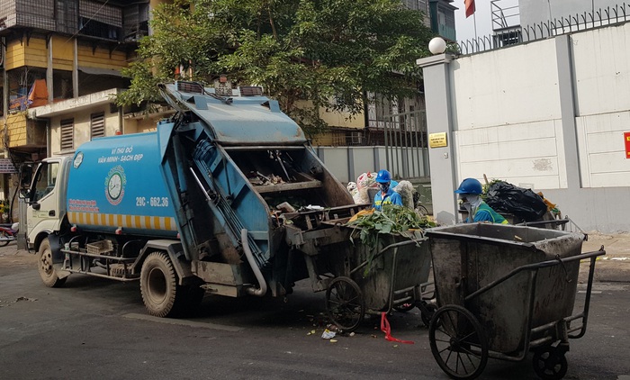 Quận Ba Đình: Người dân bức xúc vì điểm tập kết rác ở trung tâm phố - Ảnh 2.
