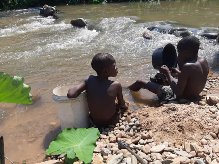 Những đứa trẻ đào vàng kiếm tiền học ở Zimbabwe - Ảnh 2.
