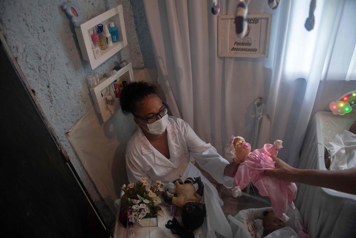 “Bác sĩ búp bê” - Ấm áp nụ cười trẻ em giữa đại dịch ở Brazil - Ảnh 1.