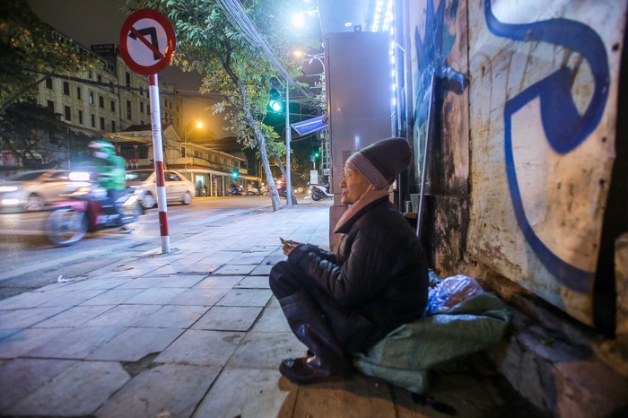 Xót xa cảnh ngủ &quot;màn trời chiếu đất&quot; của người vô gia cư giữa đêm đông lạnh giá ở Hà Nội - Ảnh 11.