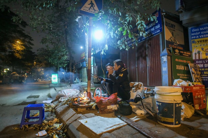 Xót xa cảnh ngủ &quot;màn trời chiếu đất&quot; của người vô gia cư giữa đêm đông lạnh giá ở Hà Nội - Ảnh 1.