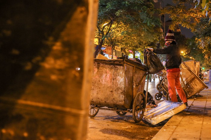 Xót xa cảnh ngủ &quot;màn trời chiếu đất&quot; của người vô gia cư giữa đêm đông lạnh giá ở Hà Nội - Ảnh 6.