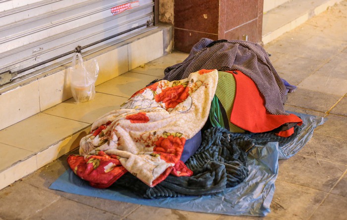 Xót xa cảnh ngủ &quot;màn trời chiếu đất&quot; của người vô gia cư giữa đêm đông lạnh giá ở Hà Nội - Ảnh 15.
