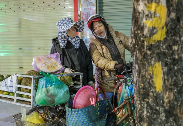Xót xa cảnh ngủ &quot;màn trời chiếu đất&quot; của người vô gia cư giữa đêm đông lạnh giá ở Hà Nội - Ảnh 4.