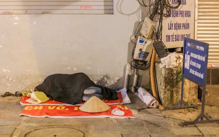 Xót xa cảnh ngủ &quot;màn trời chiếu đất&quot; của người vô gia cư giữa đêm đông lạnh giá ở Hà Nội - Ảnh 12.