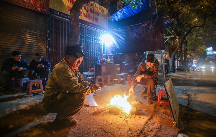 Xót xa cảnh ngủ &quot;màn trời chiếu đất&quot; của người vô gia cư giữa đêm đông lạnh giá ở Hà Nội - Ảnh 10.